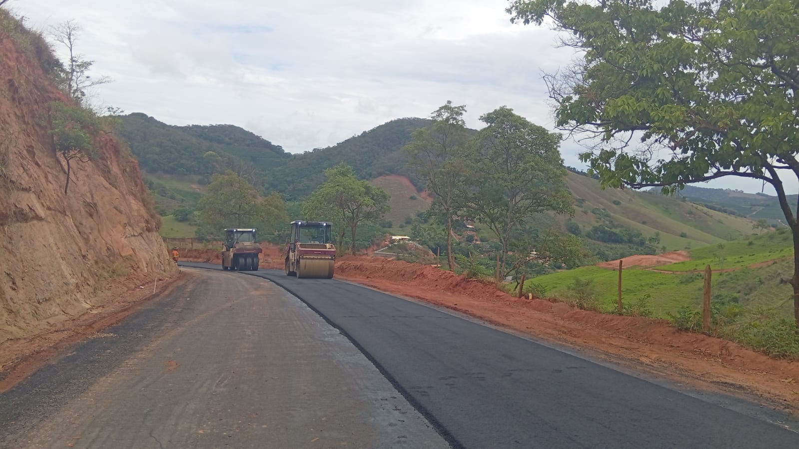 Pavimentação da via de acesso ao distrito de Dom Modesto do Município de Caratinga